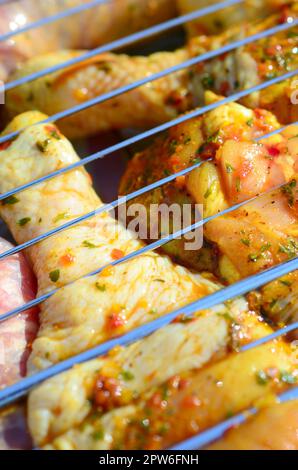 Leckere Hähnchenschenkel auf Garten Grill. Marinierte Hähnchenschenkel auf dem heißen Grill Holzkohlegrill. Gute Jause für Outdoor Wochenende Partei oder Picknick Stockfoto