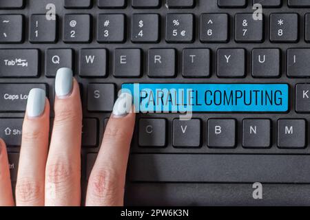 Handgeschriebenes Schild Parallel Computing, Wort geschrieben auf simultaner Berechnung mittels Software und Hardware Stockfoto