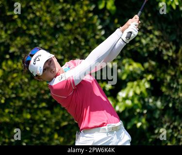 28. April 2023: Thailändischer Profi-Golfer Atthaya Thitkul spielt auf dem 2.-Loch-Platz bei der JM Eagle LA Championship 2023, Wilshire Country Club, Los Angeles, CA, USA, 28. April 2023 (Kreditbild: © Scott Mitchell/ZUMA Press Wire) NUR REDAKTIONELLE VERWENDUNG! Nicht für den kommerziellen GEBRAUCH! Stockfoto