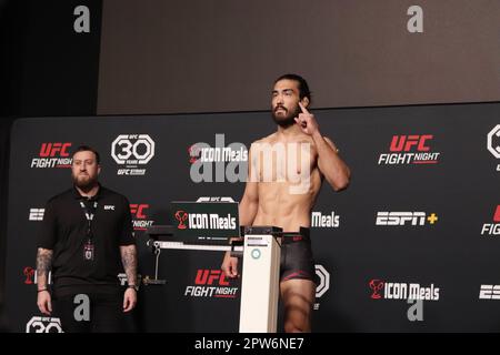 LAS VEGAS, NV - 28. APRIL: Josh Quinlan posiert auf der Waage während des UFC Vegas 72: Wiegen beim UFC Apex am 28. April 2023 in Las Vegas, Nevada, USA. (Foto: Diego Ribas/PxImages) Stockfoto