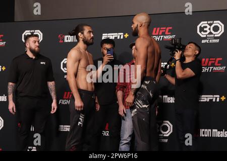 LAS VEGAS, NV - 28. APRIL: Josh Quinlan und Trey Waters treten während des UFC Vegas 72 auf: Wiegen im UFC Apex am 28. April 2023 in Las Vegas, Nevada, USA. (Foto: Diego Ribas/PxImages) Stockfoto