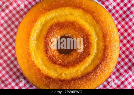 Festa Junina, typisch brasilianische Party, Maismehlkuchen auf dem Tisch mit roter karierter Tischdecke. Stockfoto