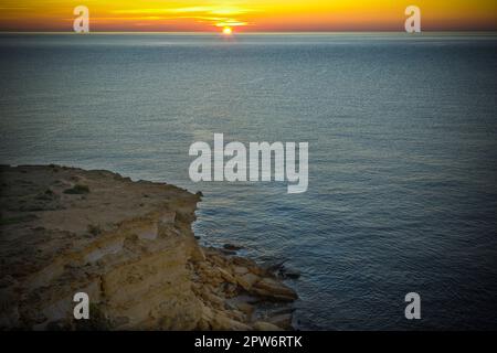 Sonnenaufgangslicht an den erodierten Klippen in Cama de Vaca, Faro District, Lagos, Portugal Stockfoto