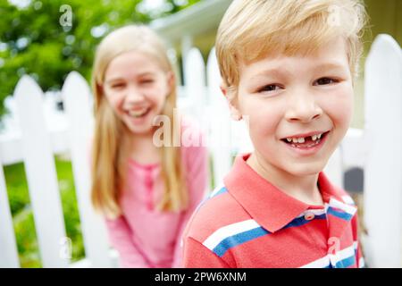 Sie sind so aufgeregt. Zwei süße kleine Kinder, die lächeln und lachen Stockfoto