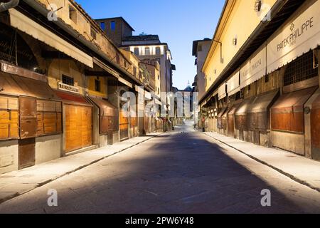 Florenz, Italien - circa Juli 2021. Nachtlicht auf Ponte Vecchio - Alte Brücke. Stockfoto