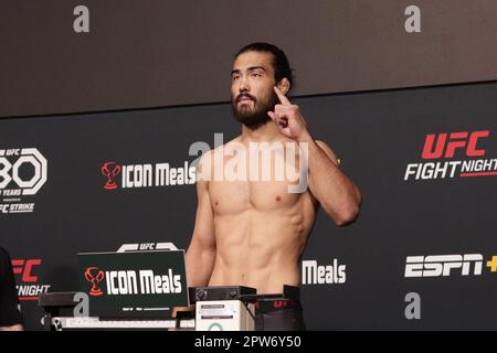 28. April 2023, Las Vegas, Nevada, Las Vegas, NV, Vereinigte Staaten: LAS VEGAS, NV - APRIL 28: Josh Quinlan posiert auf der Waage während der UFC Vegas 72: Wiegen beim UFC Apex am 28. April 2023 in Las Vegas, Nevada, Vereinigte Staaten. (Kreditbild: © Diego Ribas/PX Imagens via ZUMA Press Wire) NUR REDAKTIONELLE VERWENDUNG! Nicht für den kommerziellen GEBRAUCH! Stockfoto