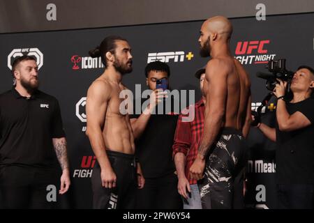 28. April 2023, Las Vegas, Nevada, Las Vegas, NV, Vereinigte Staaten: LAS VEGAS, NV - 28. APRIL: Josh Quinlan und Trey Waters treten während der UFC Vegas 72 auf: Wiegen im UFC Apex am 28. April 2023 in Las Vegas, Nevada, Vereinigte Staaten. (Kreditbild: © Diego Ribas/PX Imagens via ZUMA Press Wire) NUR REDAKTIONELLE VERWENDUNG! Nicht für den kommerziellen GEBRAUCH! Stockfoto