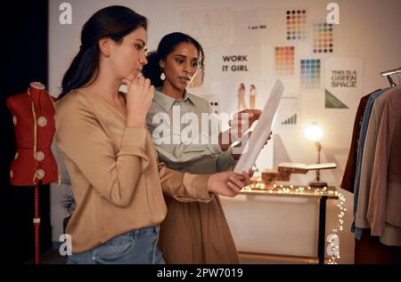 Designer, Modeskizzen und Frauen unterhalten sich, planen eine Laufbahn-Show und sind im Studio. Junge Frauen, Künstler und Unternehmer mit Papier, Cre Stockfoto