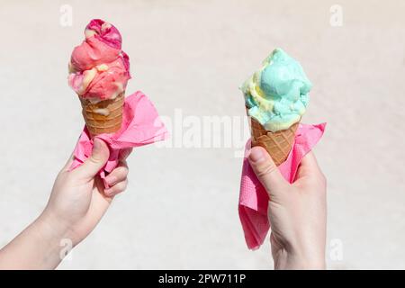 Fruchteis in den Händen. Sommereis Stockfoto