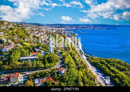 Triester Leuchtturm Phare de la Victoire und Stadtbild Panorama Luftbild, Friaul Julisch Venetien Region von Italien Stockfoto