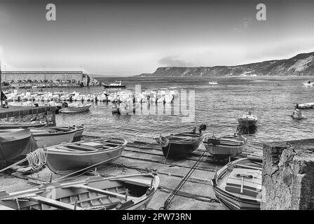 Schöne Seeseite im Küstendorf Chianalea, Fischerviertel und Bruch von Scilla, Kalabrien, Italien Stockfoto