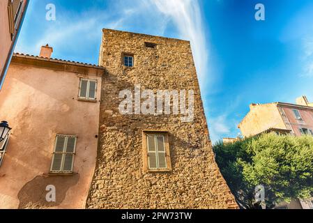 Wandern in den malerischen Straßen von Saint-Tropez, Cote d'Azur, Frankreich. Die Stadt ist weltweit berühmt für den europäischen und amerikanischen Jet Set und Stockfoto