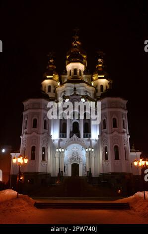 Kirche des Heiligen Myrrh-Bearers des Spiegels stream. Charkow. In der Ukraine. Detaillierte Foto von Kirche mit goldenen Kuppeln und Relief Dekore in der Nacht Stockfoto