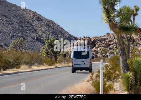 Joshua Tree National Park CA USA 19. Februar 2023 Ein Mercedes Sprinter Van fährt an einem sonnigen Tag vorbei Stockfoto