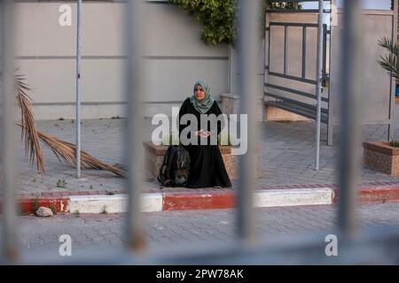 Gaza, Palästina. 28. April 2023. Eine Frau beobachtet die Ankunft palästinensischer Evakuierter aus dem Sudan am Tor der Rafah-Kreuzung im südlichen Gazastreifen. Kredit: SOPA Images Limited/Alamy Live News Stockfoto