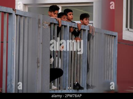 Gaza, Palästina. 28. April 2023. Kinder erwarten die Ankunft palästinensischer Evakuierter aus dem Sudan am Tor der Rafah-Kreuzung im südlichen Gazastreifen Credit: SOPA Images Limited/Alamy Live News Stockfoto