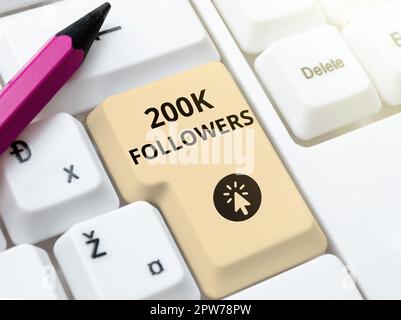 Handschriftliches Schild 200K Follower, Wort geschrieben über die Anzahl der Personen, die jemandem folgen Stockfoto