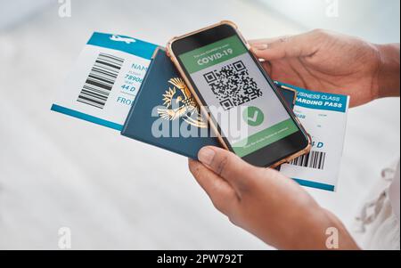 Covid-Pass, Reisevorschriften und medizinische Ergebnisse auf dem Mobiltelefon. Auslandsflug und Viruskontrolle zur Sicherheit von Fluggästen am Flughafen. Schutz für Stockfoto