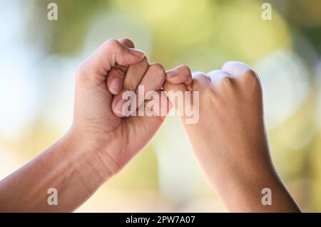 Menschen, Versprechen und Finger für Unterstützung, Vertrauen und Liebesbeziehungen in der Natur im Freien. Nahaufnahme, Hände und ein paar Freunde verbinden kleinen Finger für Sprung Stockfoto