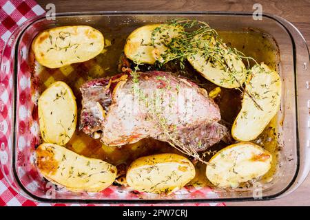 FLANK STEAK Beef BBQ Essen. Fleisch in einem Glasgericht geröstet, mit Kartoffeln und Thymian. Draufsicht. Stockfoto