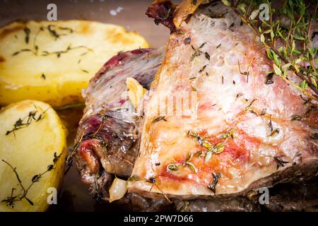 FLANK STEAK Beef BBQ Essen. Fleisch in einem Glasgericht geröstet, mit Kartoffeln und Thymian. Ansicht schließen. Stockfoto