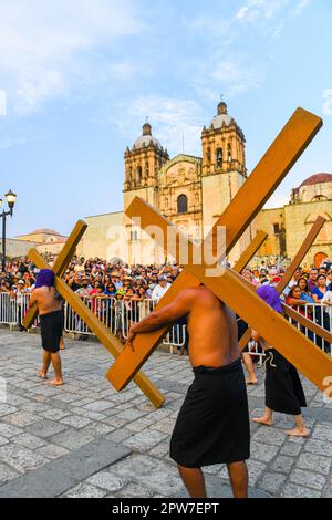 Karfreitag Stille Prozession in Oaxaca Mexiko während der Semana Santa (Ostern) / Teilnehmer mit Kreuzen tragen Kapuzen, um Anonymität zu schaffen und die Gleichheit vor Gott zu symbolisieren Stockfoto