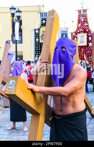 Karfreitag Stille Prozession in Oaxaca Mexiko während der Semana Santa (Ostern) / Teilnehmer mit Kreuzen tragen Kapuzen, um Anonymität zu schaffen und die Gleichheit vor Gott zu symbolisieren Stockfoto