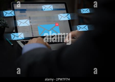 Geschäftsmann versendet E-Mail-Marketing-Konzept. Person, die E-Mails auf einem Laptop liest, erhält neue Nachricht, Online-Nachricht, sozialer Chat-Text. internet-Netz Stockfoto