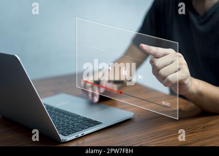 Man Hand Touch Screen virtuelles Online-Streaming, Video im Internet anschauen, Live-Konzert, technologisches Digitalkonzept. Stockfoto