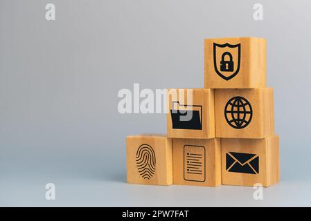 Holzwürfel für die Dokumentenverwaltung digitale Dateidaten online Cybersicherheit Schutz- und Datensicherheitskonzept. Stockfoto