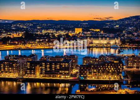 Das Stadtzentrum von Oslo und die goldene Abenddämmerung am Wasser von oben, Königreich Norwegen Stockfoto