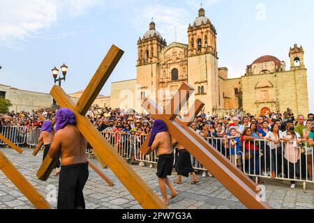 Karfreitag Stille Prozession in Oaxaca Mexiko während der Semana Santa (Ostern) vor der Santo Domingo Kirche / Teilnehmer mit Kreuzen tragen Kapuzen, um Anonymität zu schaffen und die Gleichheit vor Gott zu symbolisieren Stockfoto