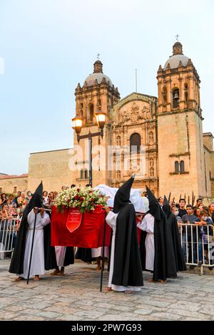 Karfreitag Stille Prozession in Oaxaca de Juarez, Mexiko vor der Santo Domingo Kirche während des Semana Santa (Ostern) / Teilnehmer tragen Kapuzen, um Anonymität zu schaffen und die Gleichheit vor Gott zu symbolisieren Stockfoto