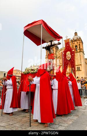 Karfreitag Stille Prozession in Oaxaca de Juarez, Mexiko vor der Santo Domingo Kirche während des Semana Santa (Ostern) / Teilnehmer tragen Kapuzen, um Anonymität zu schaffen und die Gleichheit vor Gott zu symbolisieren Stockfoto