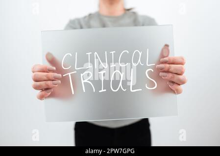 Text mit Inspiration Clinical Trials, Business Approach Research Investigation to New Treatment to people Stockfoto