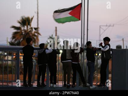 Gaza, Palästina. 28. April 2023. Kinder erwarten die Ankunft palästinensischer Evakuierter aus dem Sudan am Tor des Rafah-Übergangs im südlichen Gazastreifen. Kredit: SOPA Images Limited/Alamy Live News Stockfoto