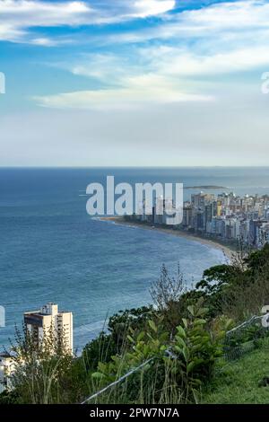 Blick auf den Strand von Itapua in der Gemeinde Vila Velha, Foto vom Gipfel von Morro do Moreno. Stockfoto