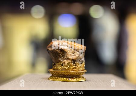 Fleischförmiger Jasperstein, der im National Palace Museum in Taipei Taiwan in die Form eines Dongpo-Schweinefleischs geschnitzt wurde Stockfoto