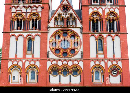 Die rot-weiße Außenfassade der Kathedrale von Limburg mit ihren zwei Haupttürmen Stockfoto