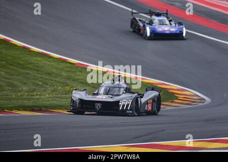 Stavelot, Belgien. 28. April 2023. US-Fahrer Gustavo Menezes (unten) von Peugeot TotalEnergies fährt den Peugeot 9X8 Rennwagen während des qualifizierenden Rennens der Hypercar-Kategorie für die 6 Stunden Spa-Francorchamps, der dritten Runde der FIA-Weltausdauermeisterschaft (WEC) 2023 auf dem Circuit de Spa-Francorchamps in Stavelot, Belgien, 28. April 2023. Kredit: Zheng Huansong/Xinhua/Alamy Live News Stockfoto