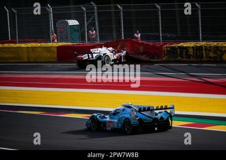 Stavelot, Belgien. 28. April 2023. Neuseeländischer Fahrer Brendon Hartley von Toyota Gazoo Racing in Toyota GR010 – Hybrid-Rennwagen stürzt während des Qualifikationsrennen der Hypercar-Kategorie für die 6 Stunden Spa-Francorchamps, der dritten Runde der FIA-Weltausdauermeisterschaft (WEC) 2023 auf dem Circuit de Spa-Francorchamps in Stavelot, Belgien, April 28, ab. 2023. Kredit: Zheng Huansong/Xinhua/Alamy Live News Stockfoto