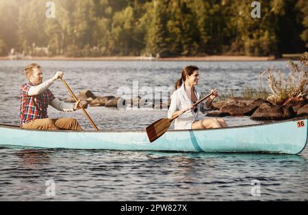 Die besten Tage verbringen Sie in einem Kanu. Ein junges Paar, das eine Kanufahrt auf dem See macht. Stockfoto