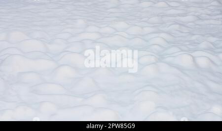 Die Textur der kleinen Schneewehen auf dem Boden Stockfoto