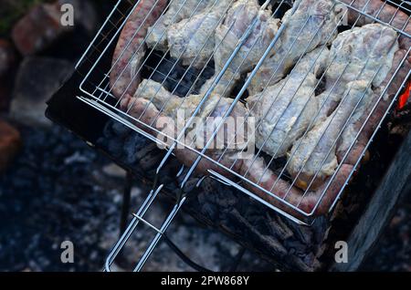 Shish Kebab von Chicken Wings sind im Bereich der Fried. Eine klassische Grill im Freien. Der Prozess der Braten Fleisch auf Holzkohle Stockfoto