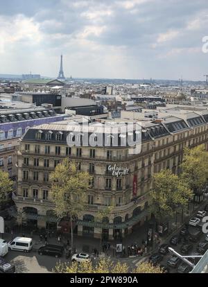 Paris, Frankreich. 18. April 2023. Blick vom Zentrum über die Stadt in Richtung Eiffelturm. (Zu dpa: 'Pariser werden in die Provinzen hingezogen - die Zentrale erlaubt den Umzug ins Land') Guthaben: Michael Evers/dpa/Alamy Live News Stockfoto