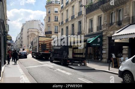 Paris, Frankreich. 18. April 2023. Im Zentrum der Stadt stehen zwei Umzugswagen. (Zu dpa: 'Pariser werden in die Provinzen hingezogen - die Zentrale erlaubt den Umzug ins Land') Guthaben: Michael Evers/dpa/Alamy Live News Stockfoto