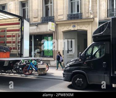 Paris, Frankreich. 18. April 2023. Im Zentrum der Stadt stehen zwei Umzugswagen. (Zu dpa: 'Pariser werden in die Provinzen hingezogen - die Zentrale erlaubt den Umzug ins Land') Guthaben: Michael Evers/dpa/Alamy Live News Stockfoto