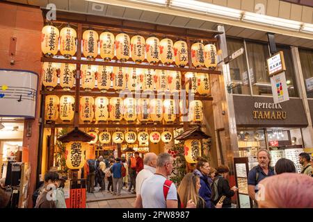 Kyoto Japan April 2023 Nishiki Tenmangu Schrein mit beleuchteten Papierlaternen, Nishiki Markt in der Innenstadt von Kyoto, Japan Stockfoto