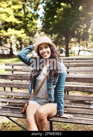 Für einen entspannten Tag im Freien. Porträt einer attraktiven jungen Frau, die einen Tag im Park verbringt. Stockfoto