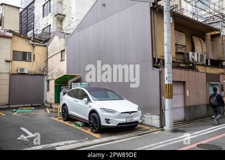 Kyoto Japan, weißes Tesla Model Y Elektrofahrzeug, parkt im Zentrum von Kyoto, Japan, Asien, April 2023 Stockfoto